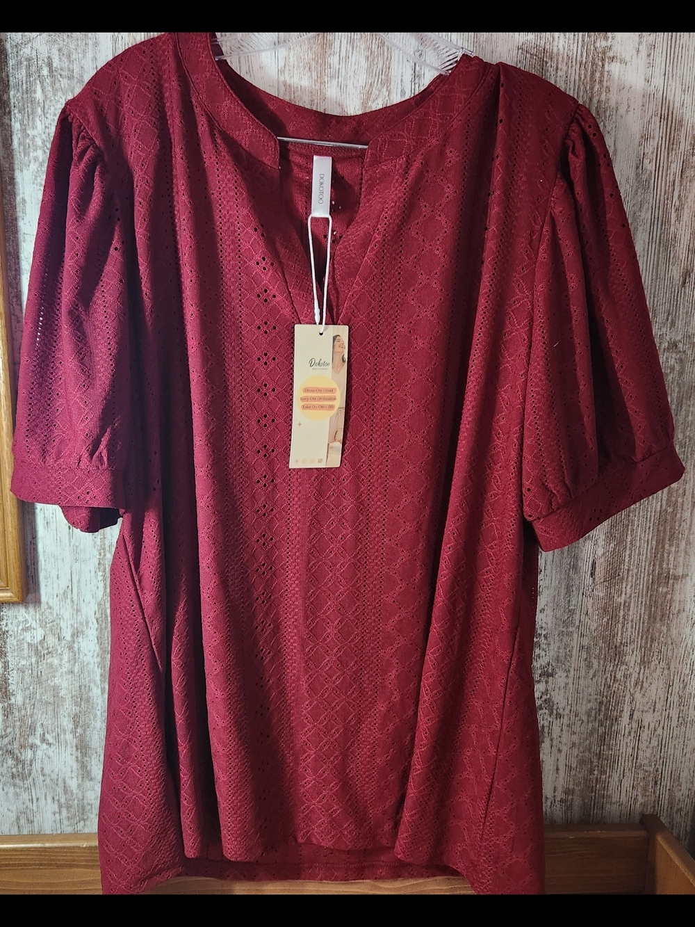 XL Women’s Dokotoo Eyelet Puff-Sleeve Blouse in Burgundy Red New With Tag V-Neck